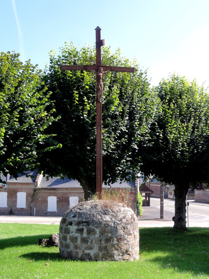 Sissy (Aisne) Chapelle des Endormis, croix auprès de la chapelle