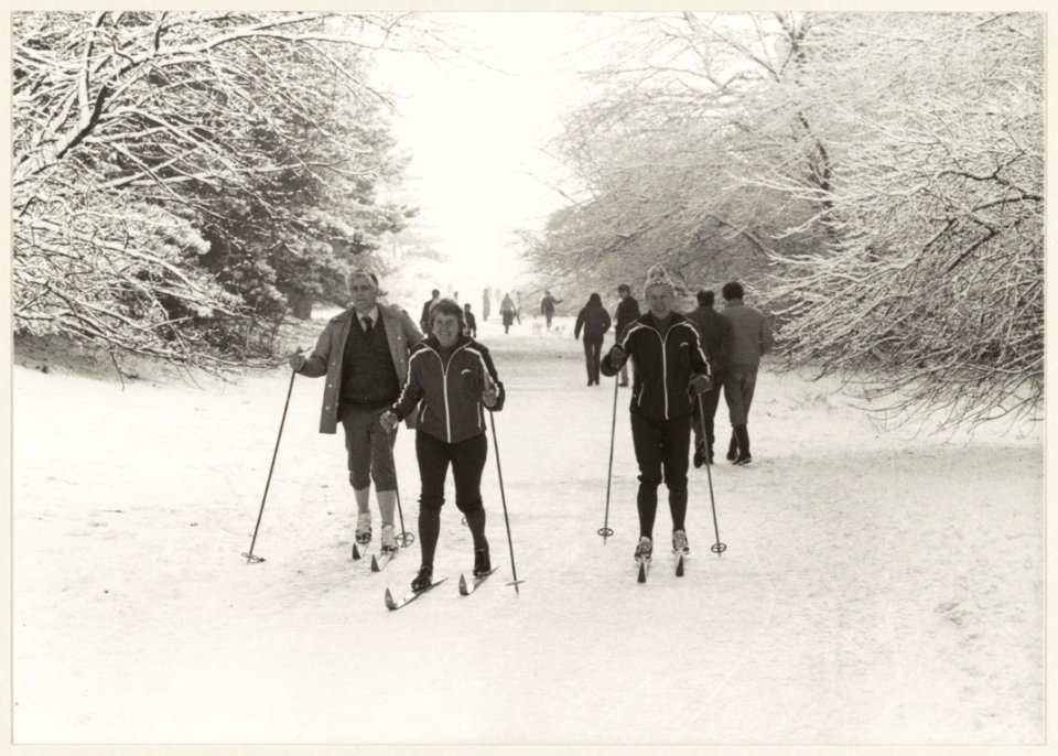 Skiën in de waterleidingduinen te Overveen. NL-HlmNHA 54011475