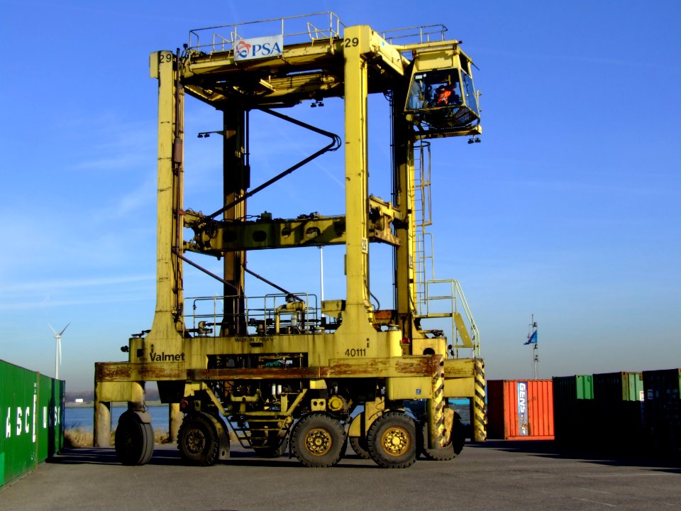 SISU Valmet 44011 Straddle carrier p4