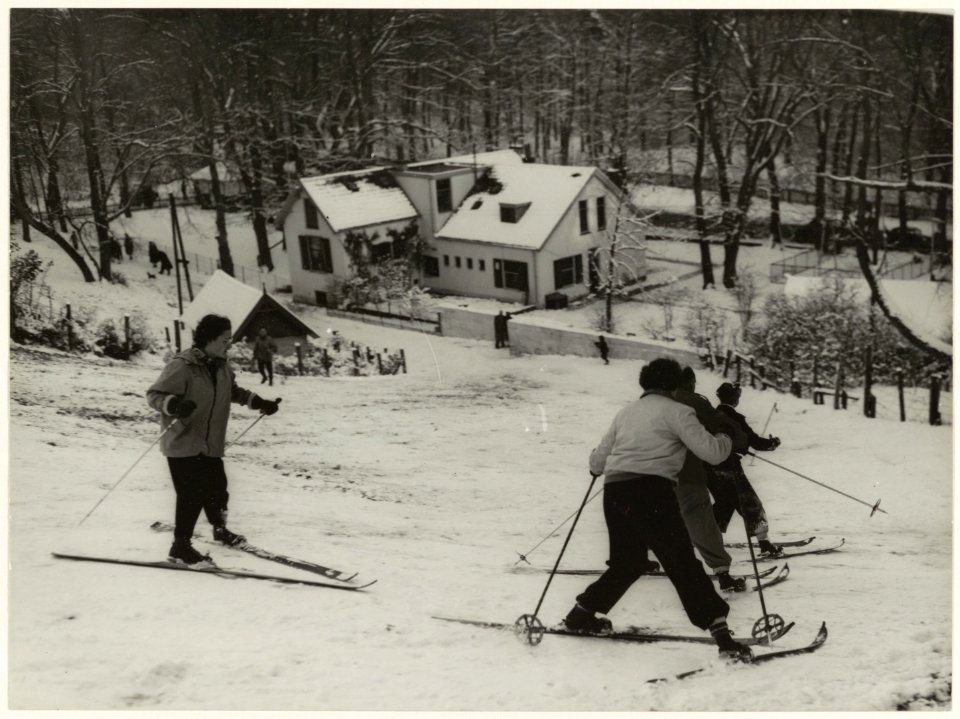 Skiën op de Blinkert bij Kraantje Lek. NL-HlmNHA 54005636