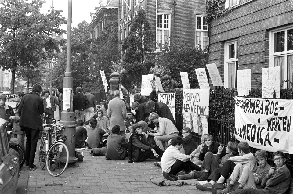 Sit in bij Amerikaanse Consulaat. Sit-inners met borden en spandoeken, Bestanddeelnr 920-7064