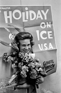 Sjoukje Dijkstra profcontract bij Holiday on Ice , Sjoukje bij affiche, Bestanddeelnr 916-4731