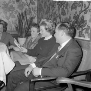 Sjoukje Dijkstra met een gelukstelegram en haar trainer Arnold Gerschwiler, Bestanddeelnr 916-1144
