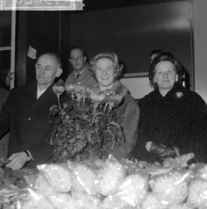 Sjoukje Dijkstra op bloemenveiling Honserlerdijk, Bestanddeelnr 914-5826