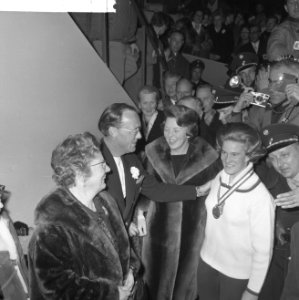 Sjoukje Dijkstra met gouden medaille wordt gefeliciteerd door koningin Juliana e, Bestanddeelnr 916-0417