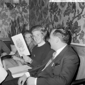 Sjoukje Dijkstra met een gelukstelegram en haar trainer Arnold Gerschwiler, Bestanddeelnr 916-1143