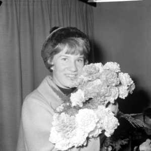 Sjoukje terwijl ze een bos bloemen vasthoudt, Bestanddeelnr 918-3697