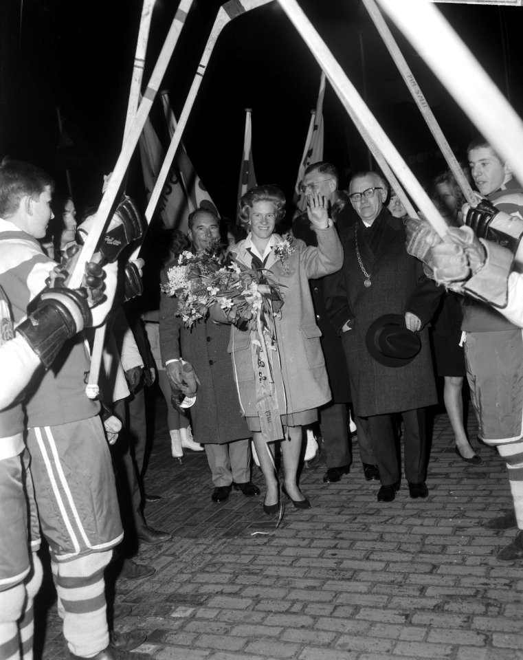 Sjoukje Dijkstra ingehaald en gehuldigd te Amstelveen, Sjoukje met Gerschweiler, Bestanddeelnr 916-1293