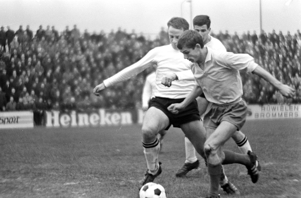 Sittardia tegen NAC 2-2, Willy Dullens (Sittardia) in duel met Van Gorp en Verme, Bestanddeelnr 918-9824