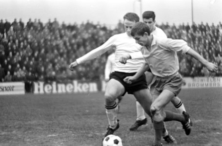 Sittardia tegen NAC 2-2, Willy Dullens (Sittardia) in duel met Van Gorp en Verme, Bestanddeelnr 918-9824