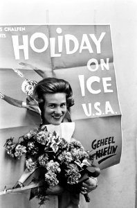 Sjoukje Dijkstra profcontract bij Holiday on Ice , Sjoukje bij affiche, Bestanddeelnr 916-4729