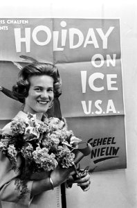 Sjoukje Dijkstra profcontract bij Holiday on Ice , Sjoukje bij affiche, Bestanddeelnr 916-4728