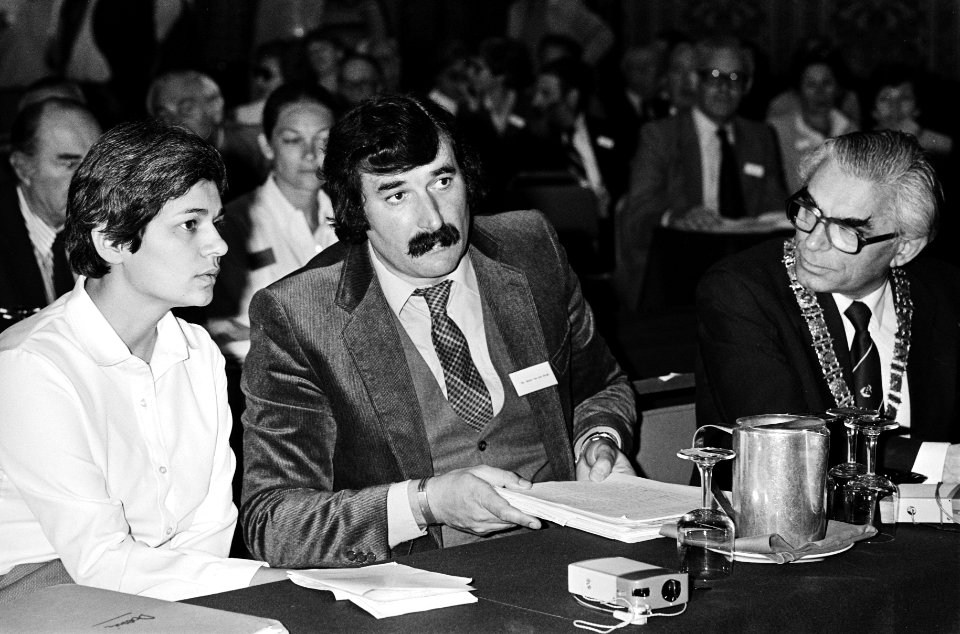 Sjtsjaransky tribunaal in Amsterdam Harry vd Bergh en mevrouw Sjtsjaransky, Bestanddeelnr 930-8239