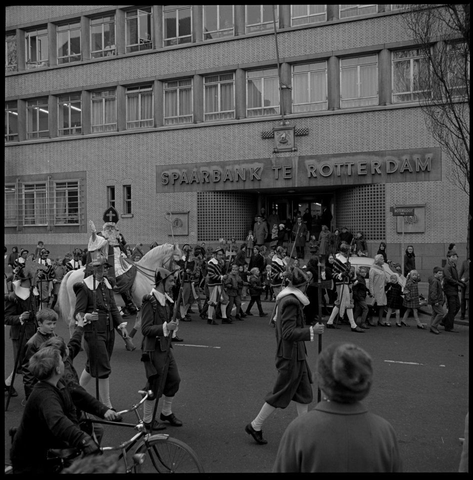 Sint-Nicolaas op zijn witte paard bij de Spaarbank Rotterdam aan de Botersloot 1968