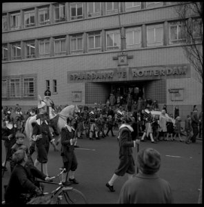 Sint-Nicolaas op zijn witte paard bij de Spaarbank Rotterdam aan de Botersloot 1968