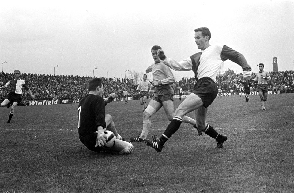 Sittardia tegen Feyenoord 1-2. Kindvall in duel met keeper Vogels, Bestanddeelnr 920-8498