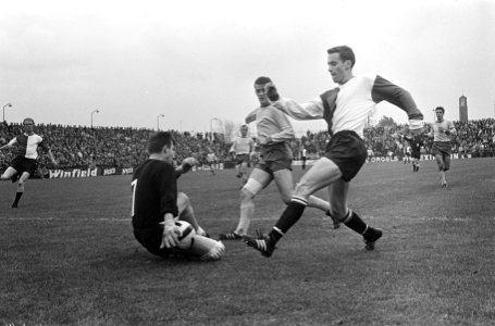 Sittardia tegen Feyenoord 1-2. Kindvall in duel met keeper Vogels, Bestanddeelnr 920-8498