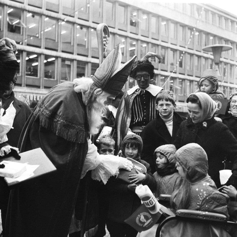 Sinterklaas bij een gesprek met een aantal kinderen, Bestanddeelnr 918-4746