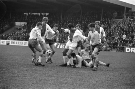 Sittardia tegen Ajax 1-1, aanval Ajax, v.l.n.r. Nuninga, Swart, Dullens (Sittard, Bestanddeelnr 921-0642