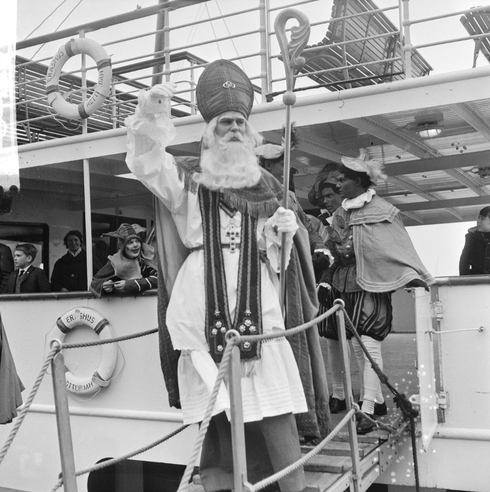 Sinterklaas bij het zwaaien vanaf een boot, Bestanddeelnr 918-4737