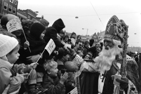 Sinterklaas Amsterdam Sinterklaas begroet bij aankomst kinderen, Bestanddeelnr 933-4860