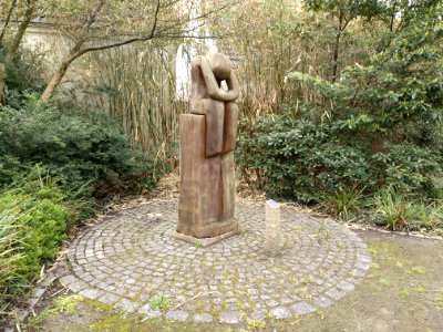 Sitzender Mann (Dirk Cherouny 2013) 01