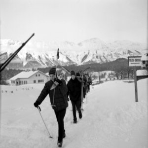 Skiërs lopend in de sneeuw met op de achtergrond de Nordkette, Bestanddeelnr 254-4331