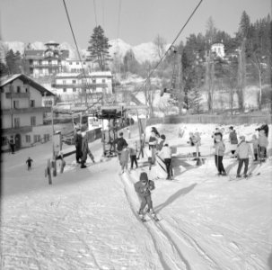 Skiërs bij de sleeplift, Bestanddeelnr 254-4355