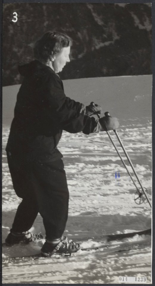 Skien, sneeuw, koninklijk huis, koninginnen, Juliana, koningin, Bestanddeelnr 014-1239