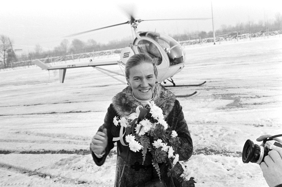 Sjoukje Dijkstra arriveert per helikopter bij Groenoordhal voor Weense IJsrevue,, Bestanddeelnr 924-1490