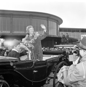 Sjoukje Dijkstra feestelijk ingehaald in Amsterdam. Sjoukje Dijkstra, Bestanddeelnr 914-9370