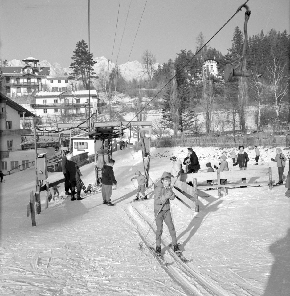 Skiërs bij de sleeplift, Bestanddeelnr 254-4352