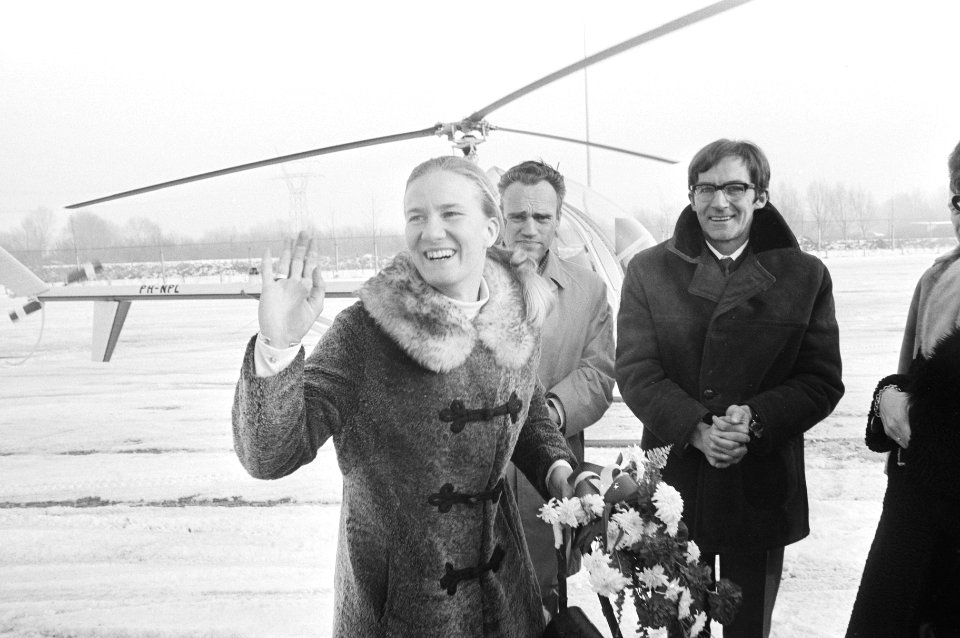 Sjoukje Dijkstra arriveert per helikopter bij Groenoordhal voor Weense IJsrevue,, Bestanddeelnr 924-1488