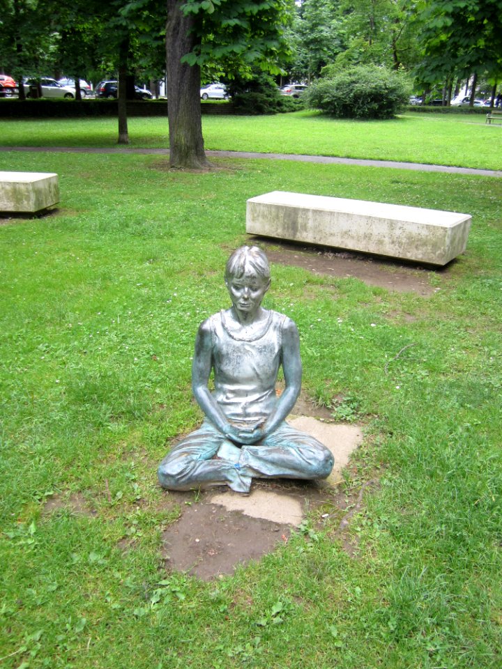 Sitzende Frau-Statue-Stadtpark Graz