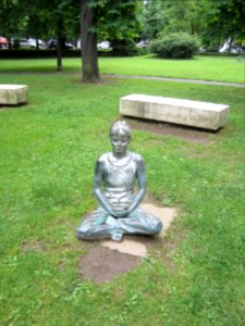 Sitzende Frau-Statue-Stadtpark Graz