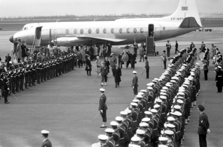 Sjah van Perzie echtgenote en prinses Beatrix erewacht, Bestanddeelnr 913-8401