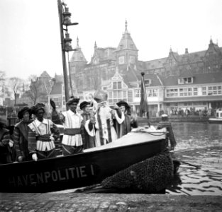 Sint-Nicolaas komt aan met de boot bij het Centraal Station, Bestanddeelnr 254-3535