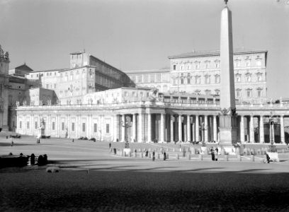 Sint-Pietersplein met de Egyptische Obelisk de colonnade en het Apostolisch Pal…, Bestanddeelnr 252-1768