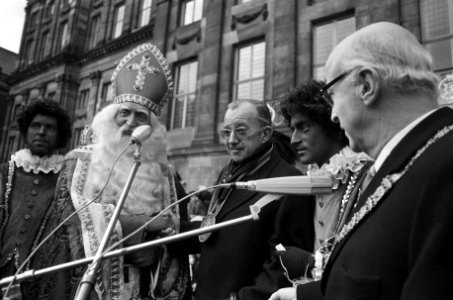 Sinterklaas, met naast hem van links naar rechts Henri Knap, een zwarte piet en…, Bestanddeelnr 926-8317