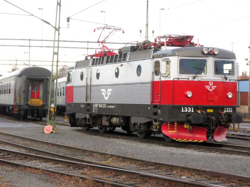 SJ Rc6 (silver-red) at Luleå C