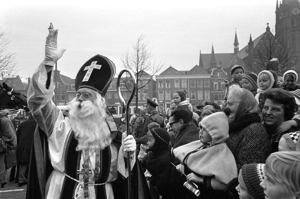 Sinterklaas begroet de Haarlemse kinderschare, Bestanddeelnr 919-7852