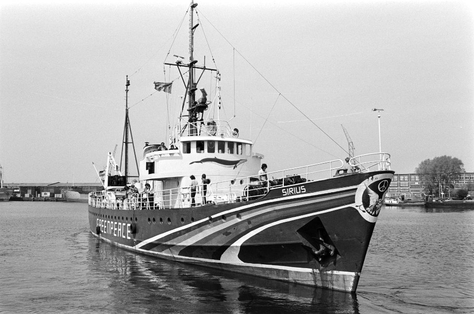 Sivius, het aktieschip van Greenpeace in de haven van Amsterdam voor vertrek n, Bestanddeelnr 932-1556