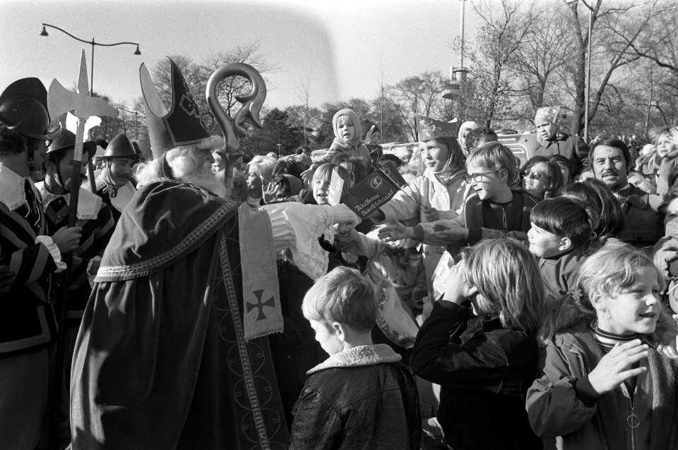 Sinterklaas arriveert per boot in Rotterdam, Bestanddeelnr 925-1257