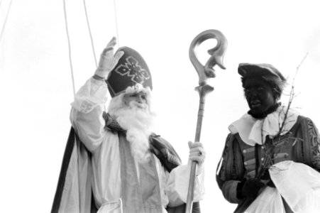 Sinterklaas arriveert per boot in Rotterdam, Sint en Piet, Bestanddeelnr 925-1246