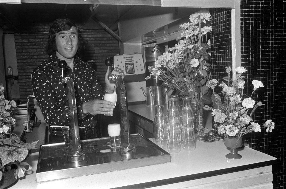 Sjaak Swart verricht opening zaalverhuurbedrijf in Roothaanhuis, Bestanddeelnr 926-5964