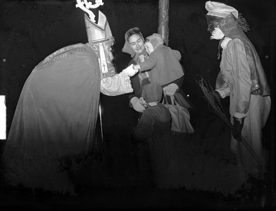 Sint Nicolaas en Zwarte Piet op weg naar het schaaktoernooi in de Beurs van Berl, Bestanddeelnr 904-3096