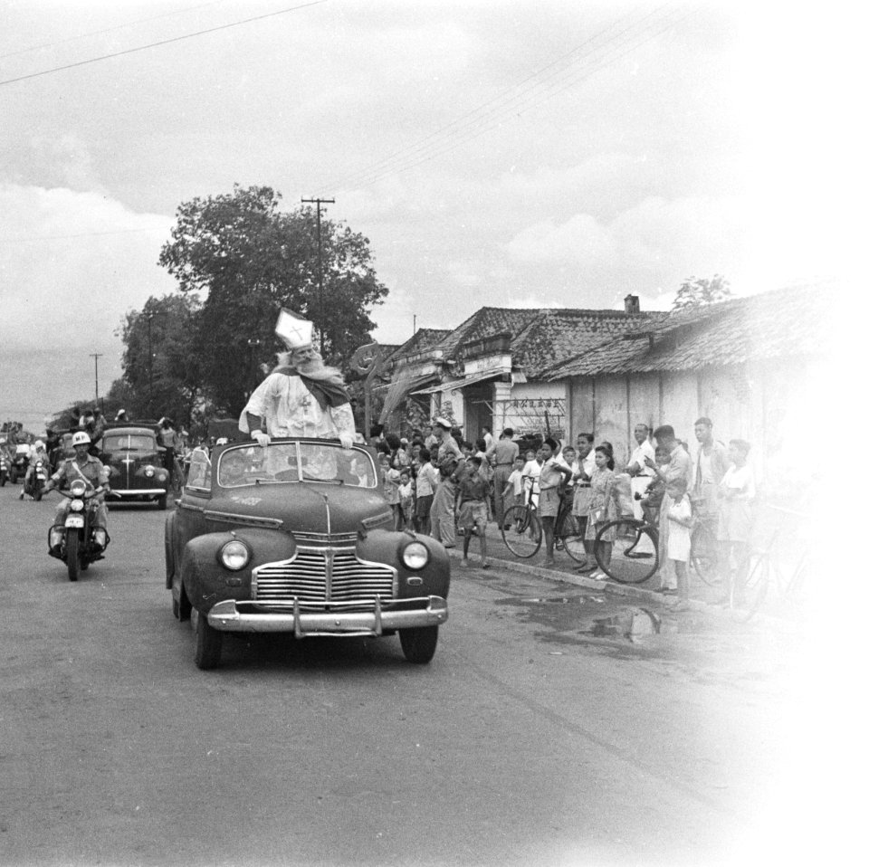 Sint-Nicolaas in open auto tijdens intocht, Bestanddeelnr 12607