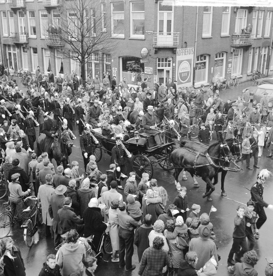 Sjoukje Dijkstra feestelijk ingehaald in Amsterdam. Overzicht optocht, Bestanddeelnr 914-9361