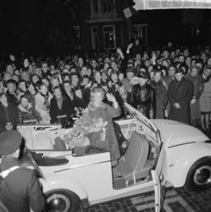 Sjoukje Dijkstra feestelijk ingehaald in Amsterdam. Overzicht optocht, Bestanddeelnr 914-9365