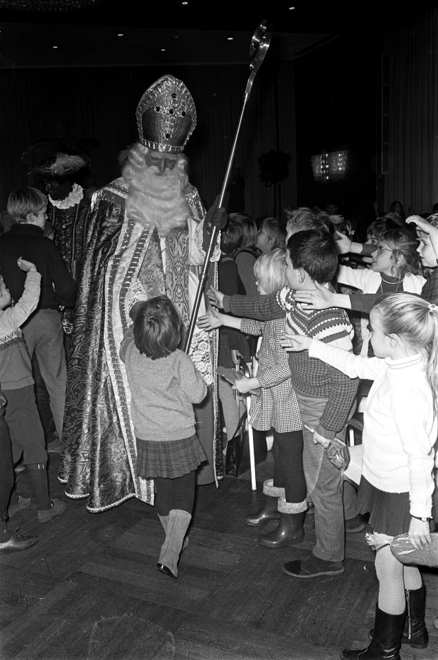 Sint weer naar Spanje, afscheid van Sint in het Hilton Hotel, Bestanddeelnr 920-9046